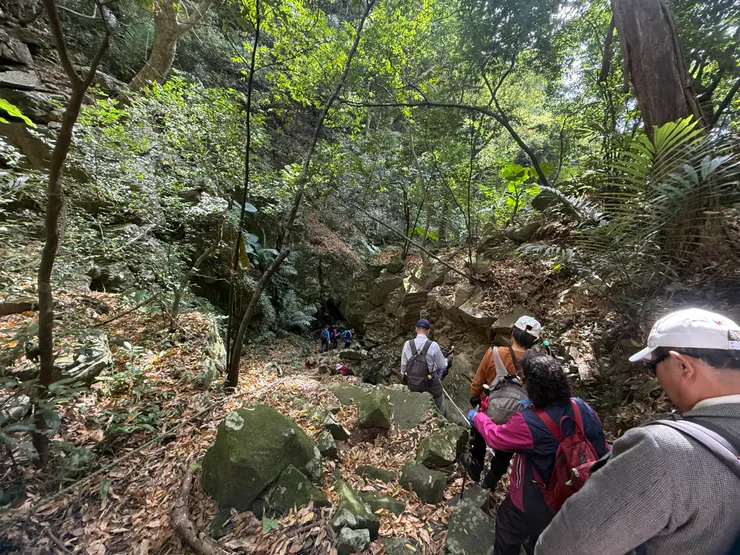 登上廖添丁洞需要拉繩