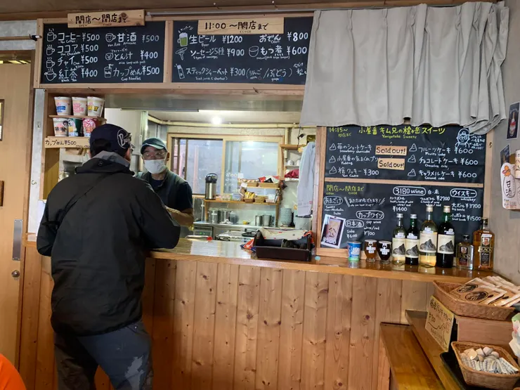 山莊中提供不少飲料選擇，也有賣餅乾、蛋糕