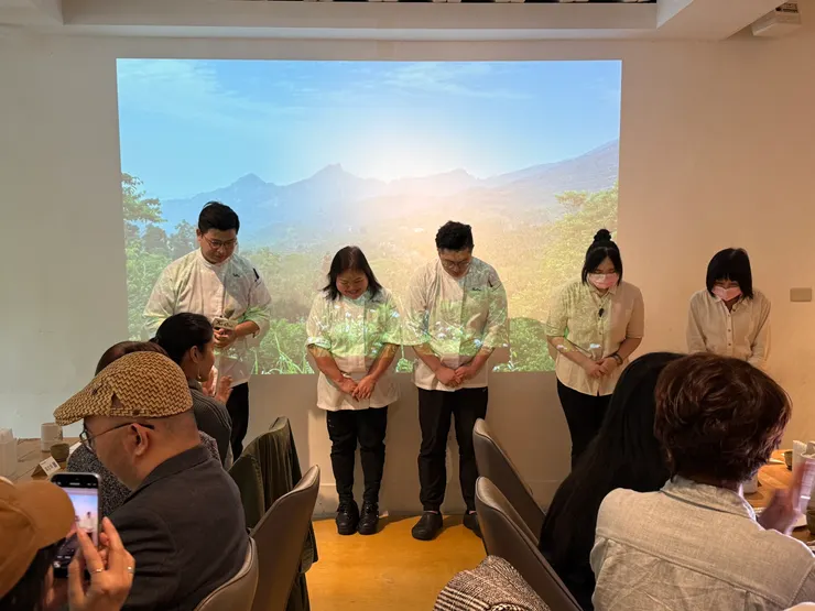 這幕超感人，食藝團隊和管家也很努力