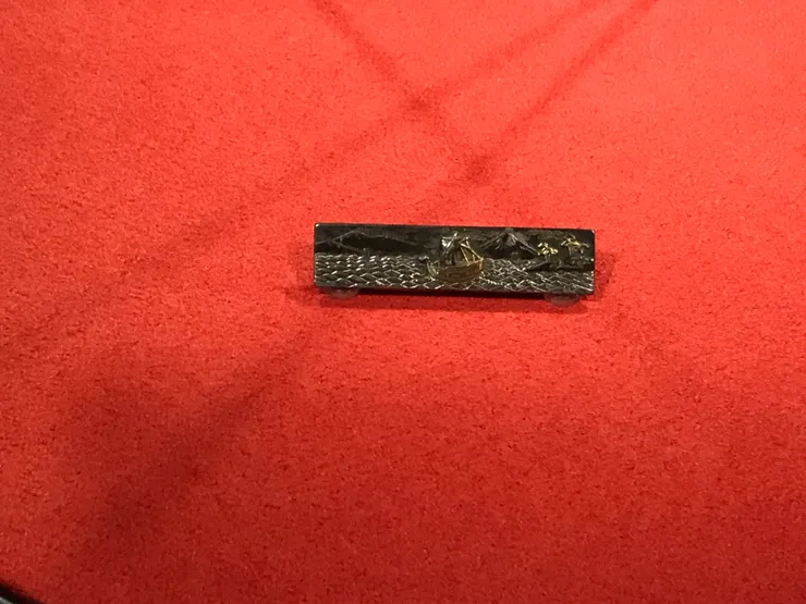 即使沒有魚子地，飾物上的圖案依然很華麗，船啊浪啊都是出自人手，可想而知一個要花多少心血。