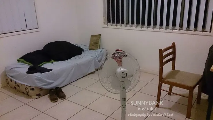 Sunnybank 第一周的簡陋房間，床、桌子、椅子、電扇