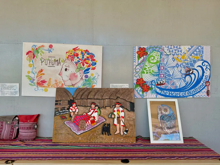 店內有擺設許多原住民繪圖做裝飾