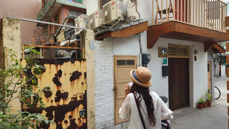 夫人在蝸牛巷看著蝸牛裝飾