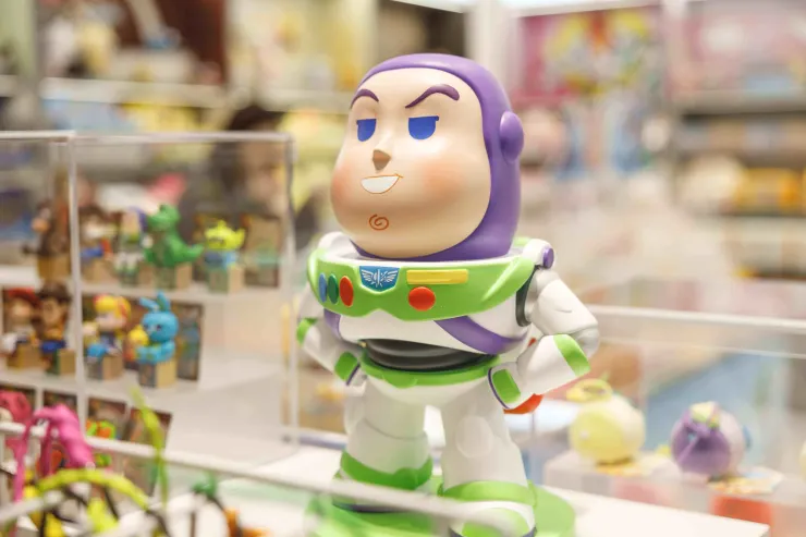 圖說：MINISO全台首間正櫃於台南南紡開幕，首波主視覺以《玩具總動員》登場，帶來IP聯名獨特的「體驗型角色空間」，吸引眾多粉絲搶在第一時間拍照打卡。（資料來源：MINISO）