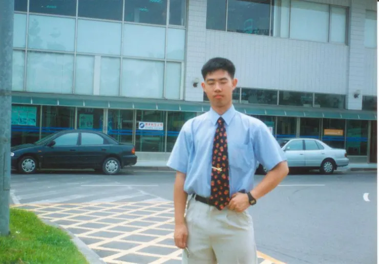 我身後是台中水湳機場牆上的國華航空公司LOGO