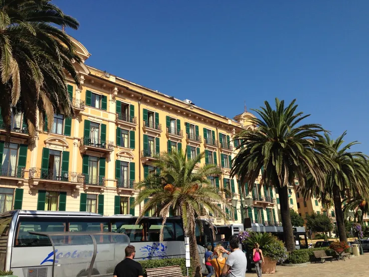 海岸第一排飯店林立