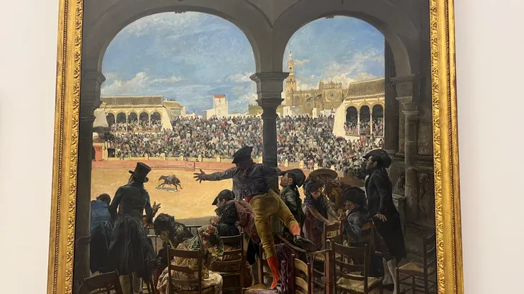 畫作從鬥牛場可以看到大教堂和鐘樓，實際到鬥牛場是看不到的。