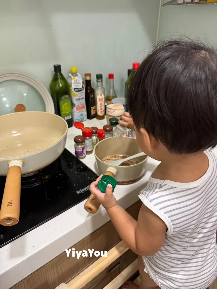 後來他喊著要上爐台撒香料鹽巴