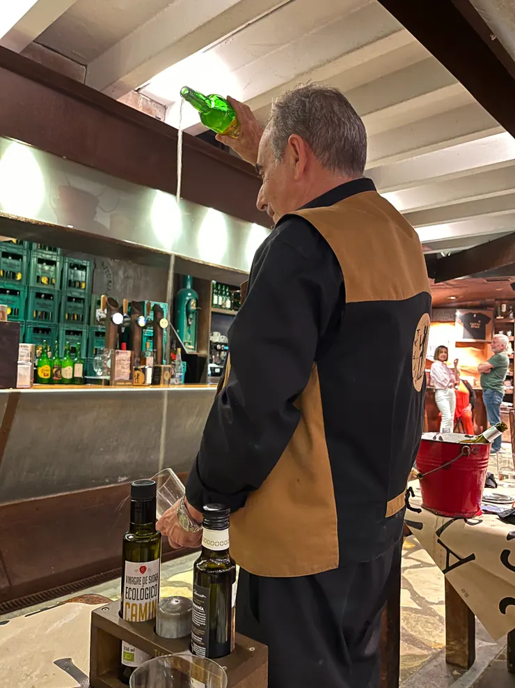 點蘋果酒Sidra侍者會高舉倒酒