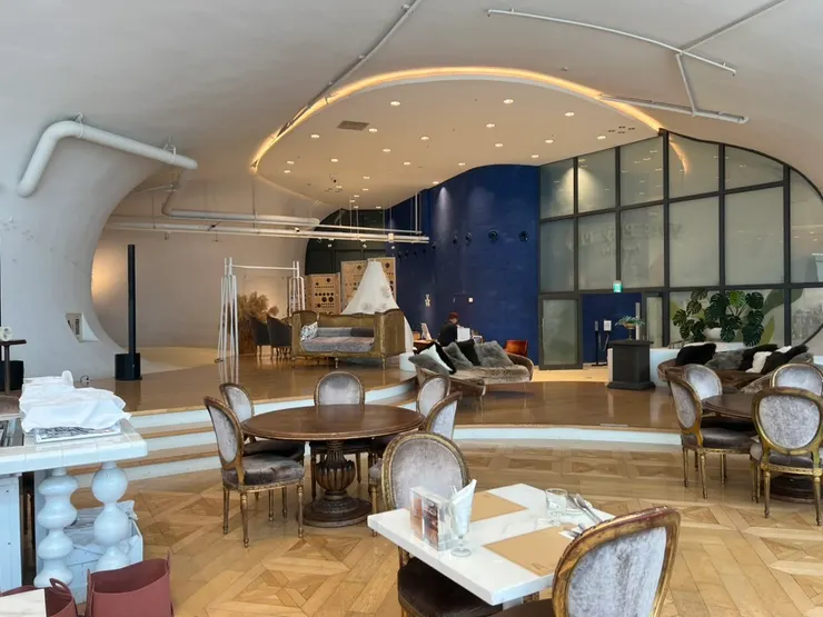 很安靜舒適的用餐環境，天花板的環狀燈跟一樓大廳的燈造型很像