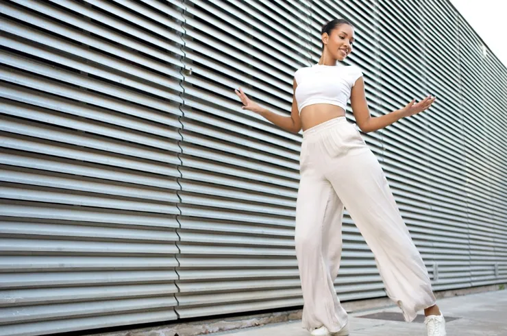 低能量穿搭的核心就是「不合身」。妳會看到歐美街頭的穿搭關鍵字轉向了那種像是偷穿男朋友西裝外套，或是垂墜感十足的運動寬褲。圖/123RF圖庫