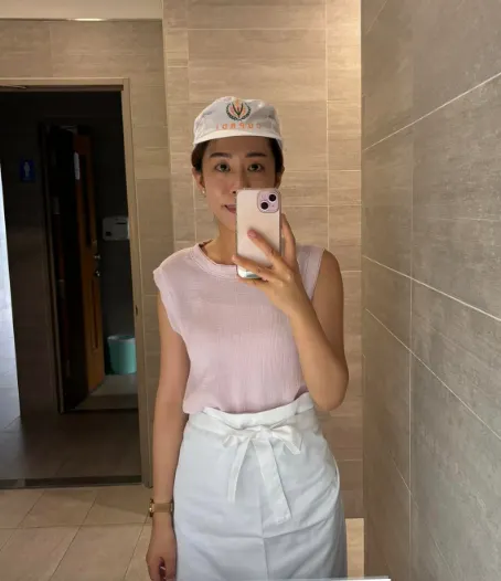 帽子和圍裙，廁所十分乾淨