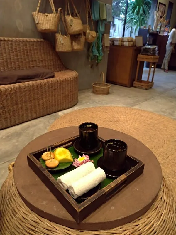 店內環境大量使用竹籐製品，有慵懶的度假氣息