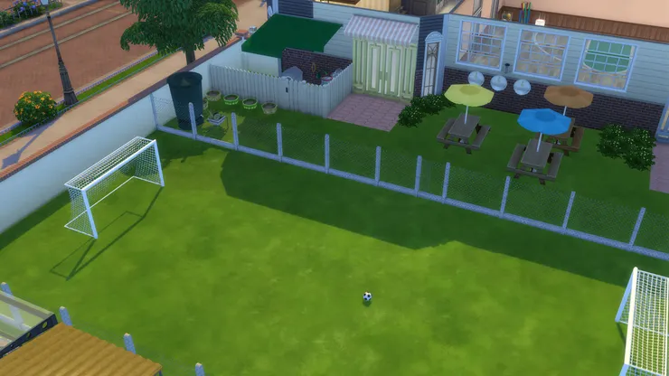 晴天的時候，學生會在這裏上體育課，但老師一定會要他們圍著球場跑圈，導致怨聲載道。