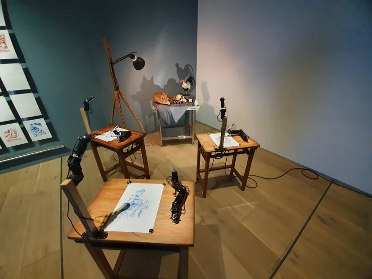 三名"學生"模擬臨摹行為，但仍維持ai做圖的邏輯