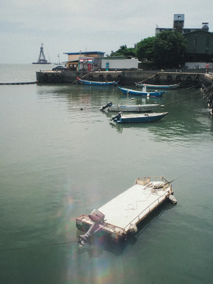 陽光、河與艘艘小船