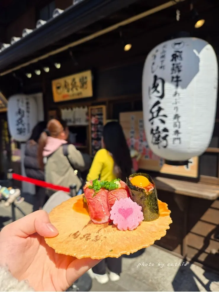 肉兵衛的飛駝牛握壽司含三貫,浮誇擺盤相當好拍。