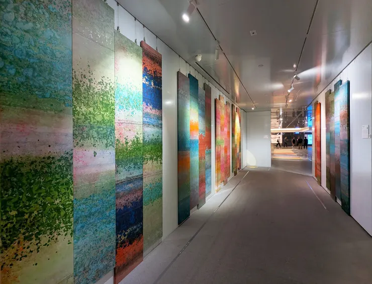 積吶虹光，〈青天白日滿地「虹」森林〉2019年，壓克力顏料、紙。