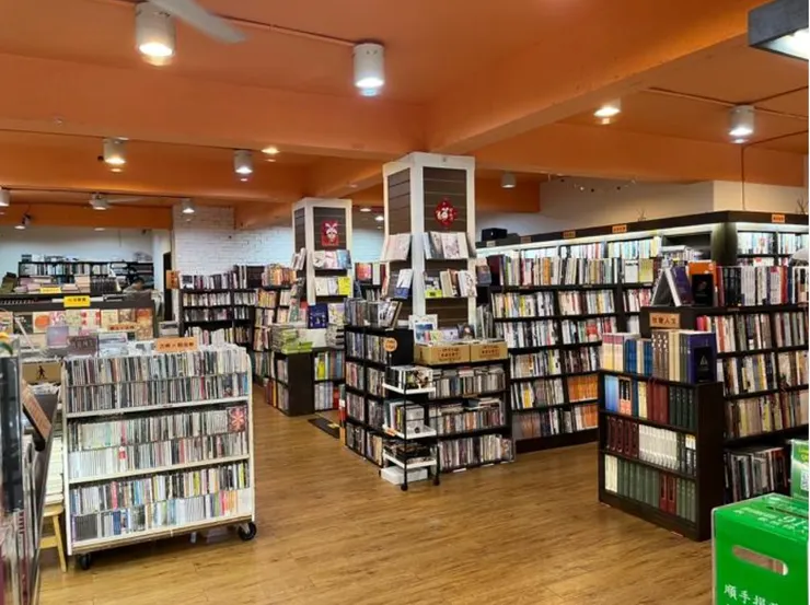 雅博客的書排放整齊，店內空間舒適寬敞，很適合找個悠閒的假日來逛逛。