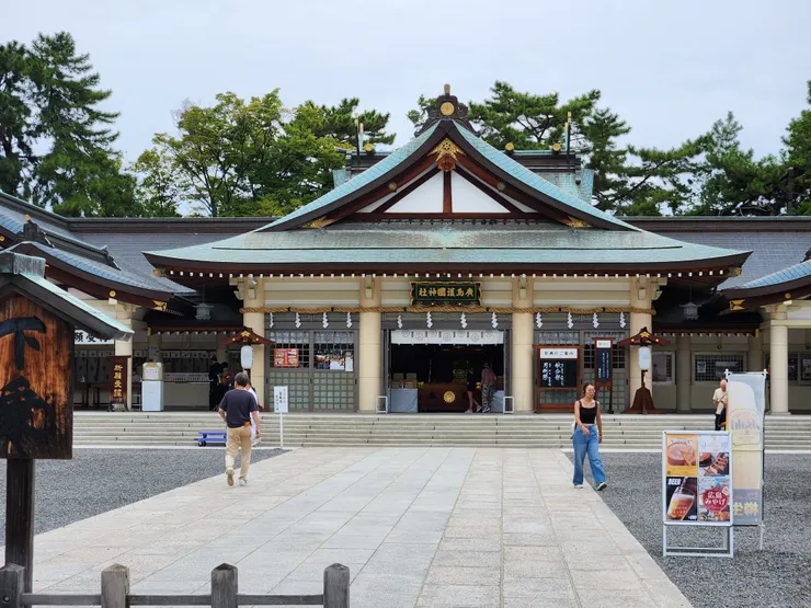 出來廣島城後往下走便是廣島護國神社