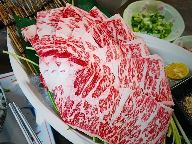 每一片和牛的細緻油花，都是以愛為名的浪漫承諾。