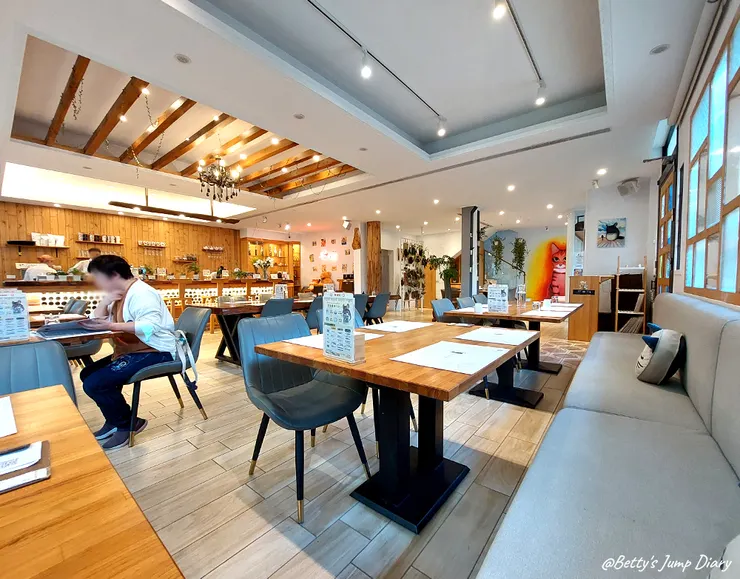 ▲龍潭「野薑花與貓」庭園餐廳/ 圖片來源:Betty's Jump Diary