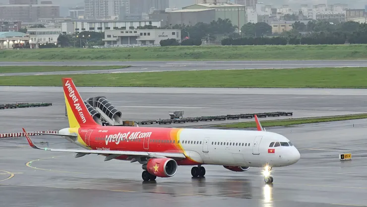 這是雨天的桃機觀景台!畫面中是越南越捷航空的空中巴士A321型窄體單走道客機!