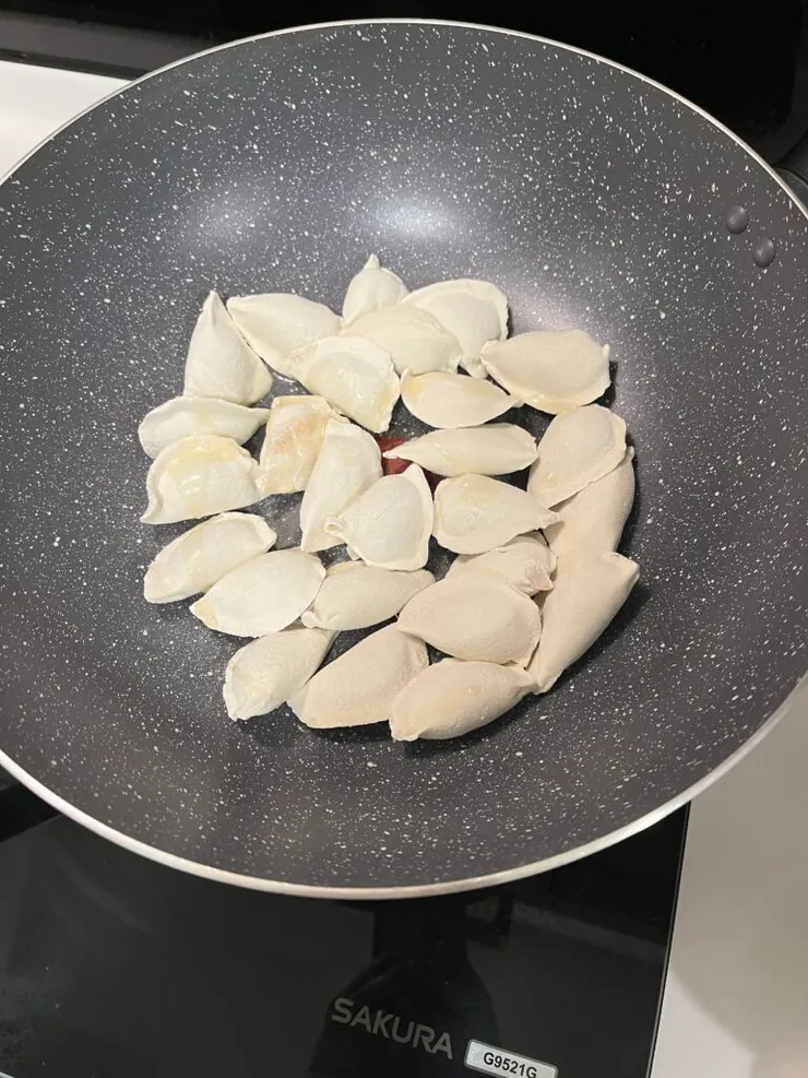 鍋子放油，放入水餃