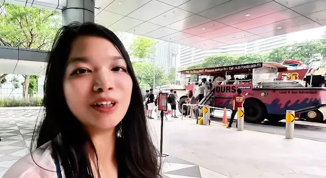 水陸兩棲鴨子船(右)