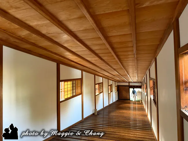 要進入西之丸庭院要先脫鞋,走過這長長的走廊才能進入