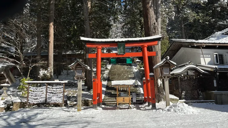 久而久之它也成了守護高山城的神社了。