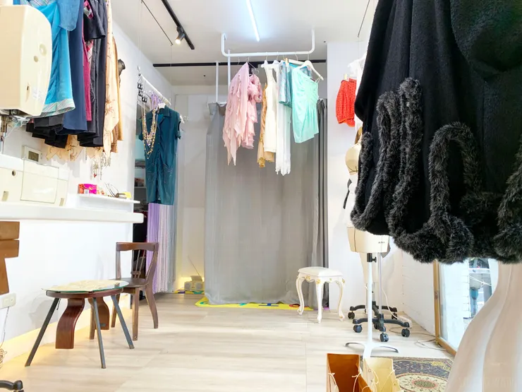 試衣間的光與椅，藏著無數次的嘗試與溫暖相遇。