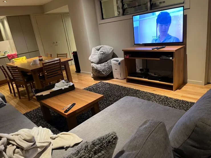 客廳有超舒服的沙發、大電視