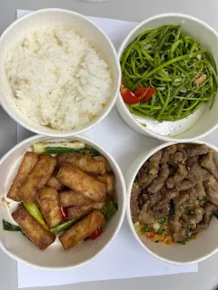 所以說，產品定價是很微妙的事，會選擇單人大滿足套餐的客人，卻不一定會選擇單人烤鴨餐。這樣說來，結論還是可以這樣說：烤鴨不是一種可以單獨吃的料理，因為單價較高，需要和別人一起分享，並搭配其他的菜色。