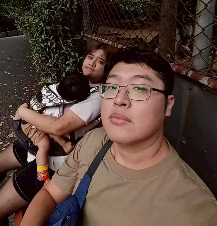 休息的一家三口😢