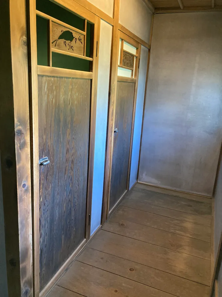 上二樓前可以去廁所一下 在樓下有兩間