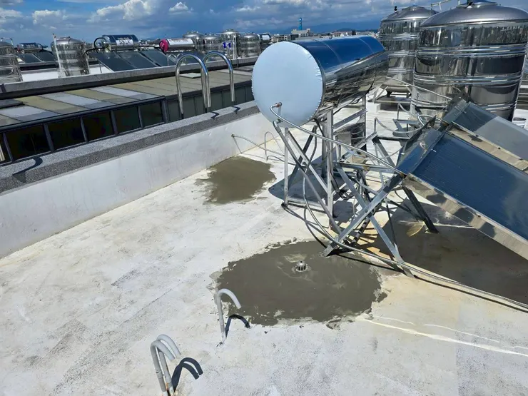 防水施工前的基底處理：刨除舊漆與地坪修復補強