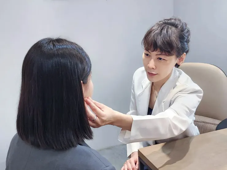 圖說：盧靜怡醫師替患者評估；圖中患者與本文無關。（圖／尚行美健康聯合診所）