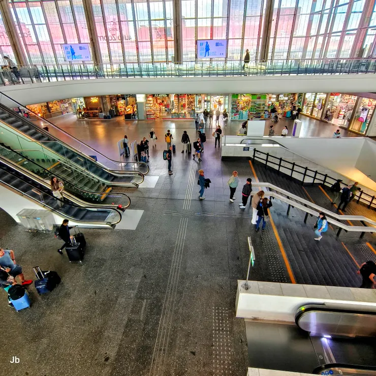 【宏大現代在二戰的廢墟之上新建！華沙中央車站，1975年完工啟用，原址是 19 世紀落成的「維也納車站」（Dworzec Wiedeński），但在二戰期間1944 年華沙起義後被德軍完全摧毀。】