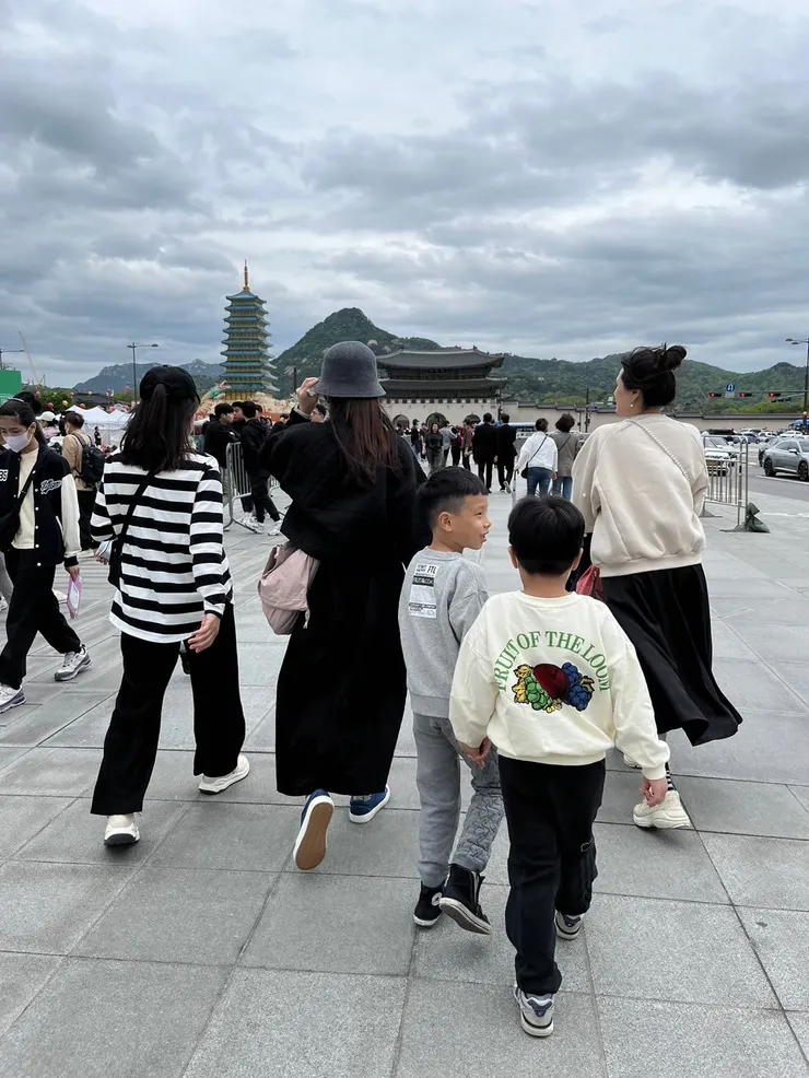 景福宮交接儀式因為抱著孩子看都沒空照,當時我們在光化門廣場朝景福宮走去,最底的建築就是景福宮啦。