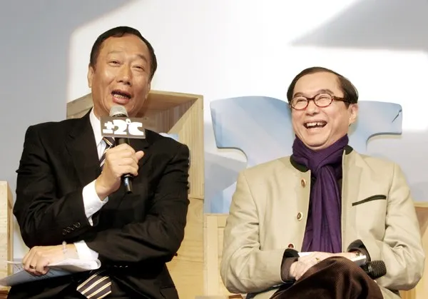 先前林百里與郭台銘的記者會。可從裝扮看出林注重打扮、裝扮多樣。