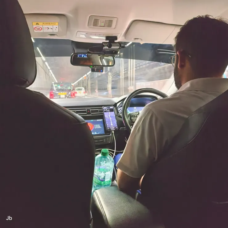 【雖有地鐵可搭省麻煩仍叫優步 半鐘頭四十五英磅直送到民宿！在Uber車上。】