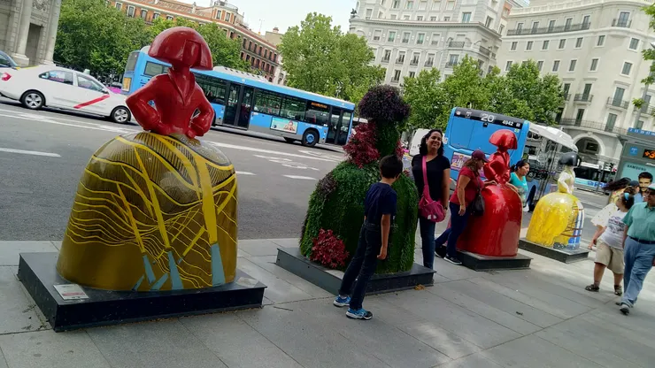 把偶包丟一邊，盡情體驗歐洲風情(圖為西班牙馬德里街頭，以戶外博物館概念展出各種小公主造型的創作，小公主源自於17世紀一幅"宮女"畫作)