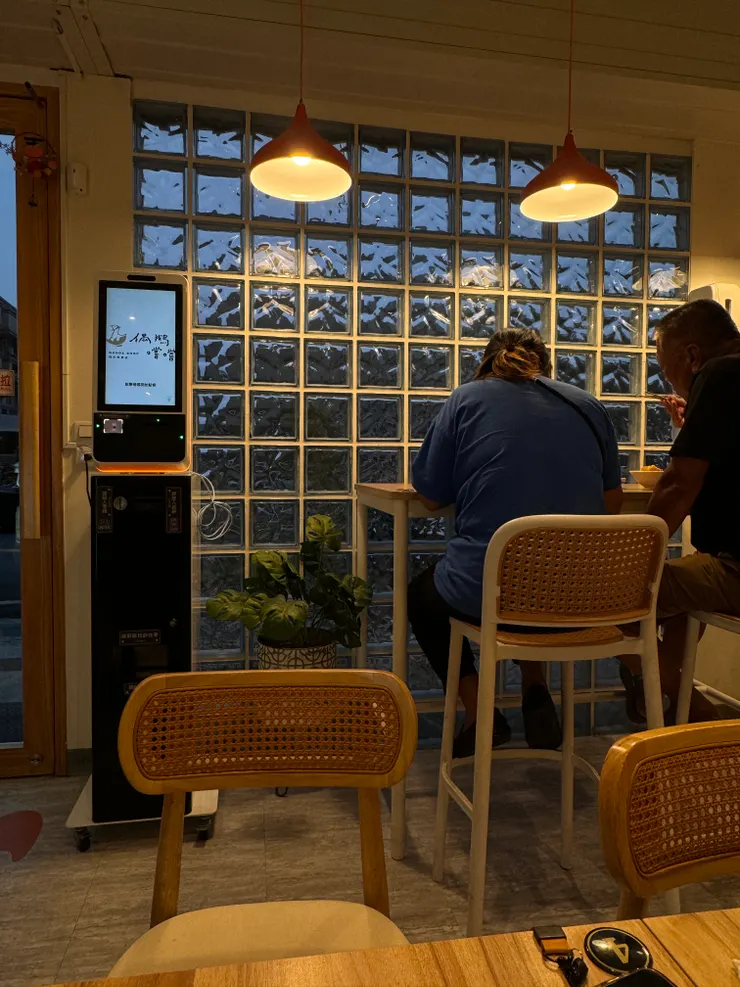 高腳椅上吃飯的客倌