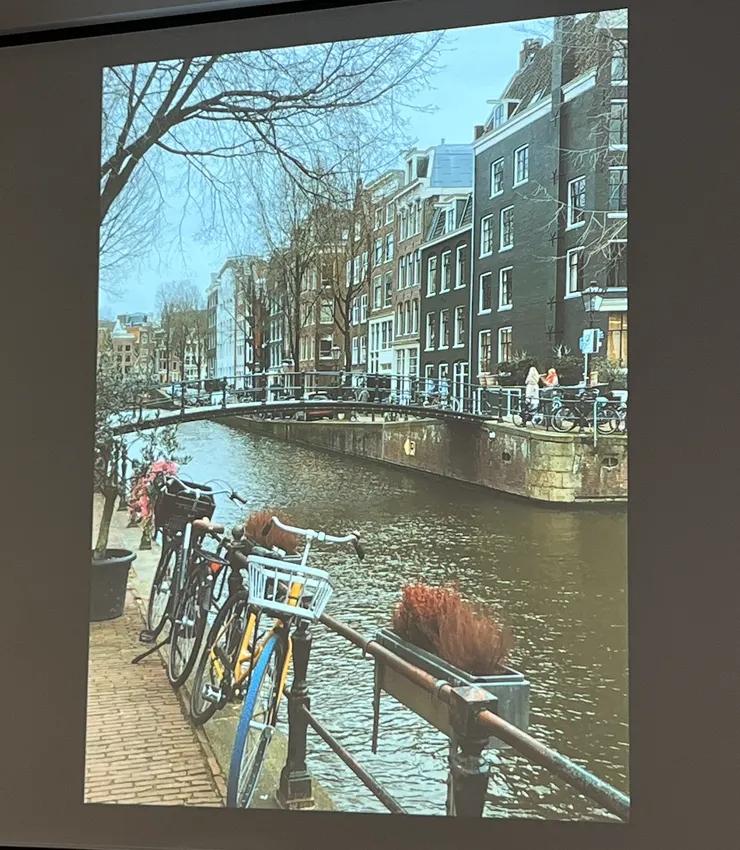 住在荷蘭的法國人分享，當他想念法國家鄉的山丘的時候，他會站在運河橋墩上，想像自己站在高處，因為荷蘭地形很低平。