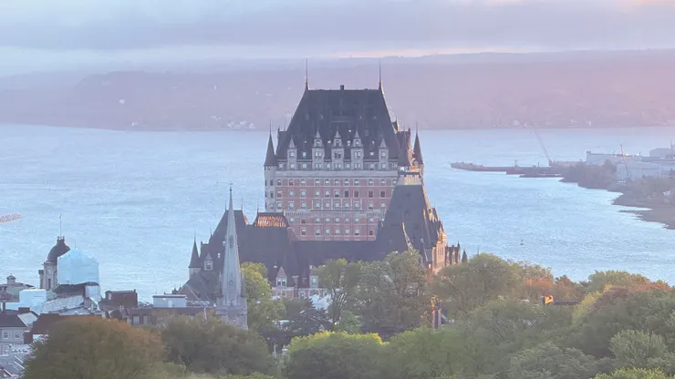 城堡飯店在港口附近