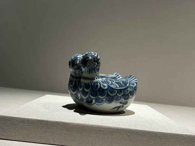 青花鴛鴦水注，寫毛筆時注水進硯台用，造型真複雜