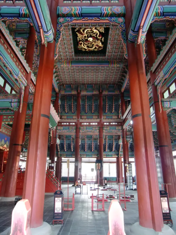 隱藏在勤政殿中的七爪金龍（從勤政殿正面是看不到的喲～）