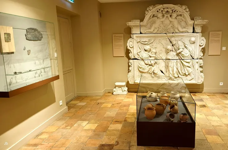 【售店內有房間展示2009~2010年間聖科斯姆修道院考古發掘的成果】