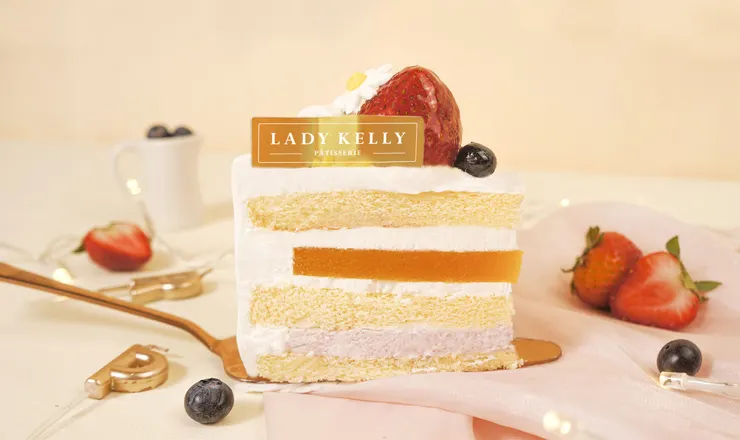 色彩繽紛的「綜合水果鮮奶油蛋糕」，以鬆軟蛋糕和莓果鮮奶油輕盈交織，展現少女清新活力。（資料來源：LADY KELLY）